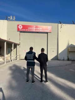 Bilecik Söğüt ilçesinde sahte polis dolandırıcılığı sonucu ele geçirilen altın bilezikler ve nakit para