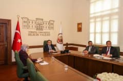 Bilecik'te sosyal yardımlaşma toplantısına katılan yetkililer video konferans sistemiyle görüşme yapıyor