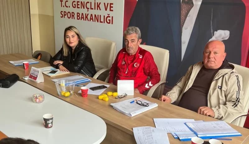Bilecik’te U14 ve U15 Gençler Ligi kura çekimi sırasında takım yöneticileri ve yetkililer