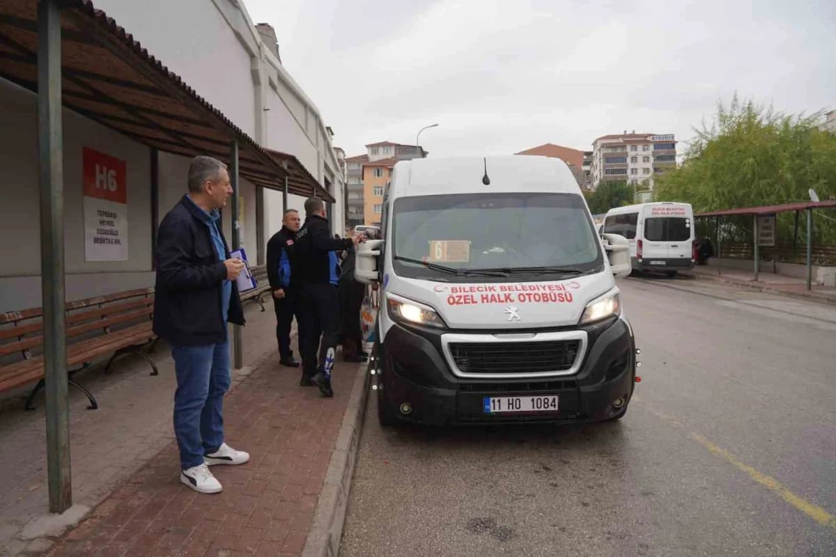 Bilecik Belediyesi binası önünde toplu taşıma kartı desteği duyurusu