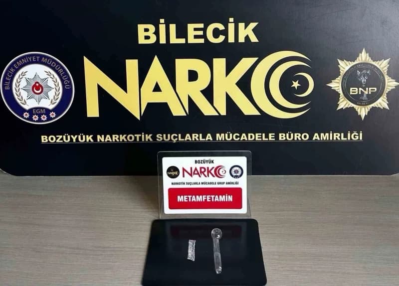 Bilecik Bozüyük ilçesinde polis ekiplerinin uyuşturucu operasyonu sırasında ele geçirilen metamfetamin maddesi