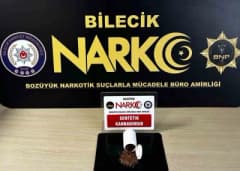 Bilecik'te uyuşturucu operasyonunda ele geçirilen bonzai maddesi ve polis ekipleri