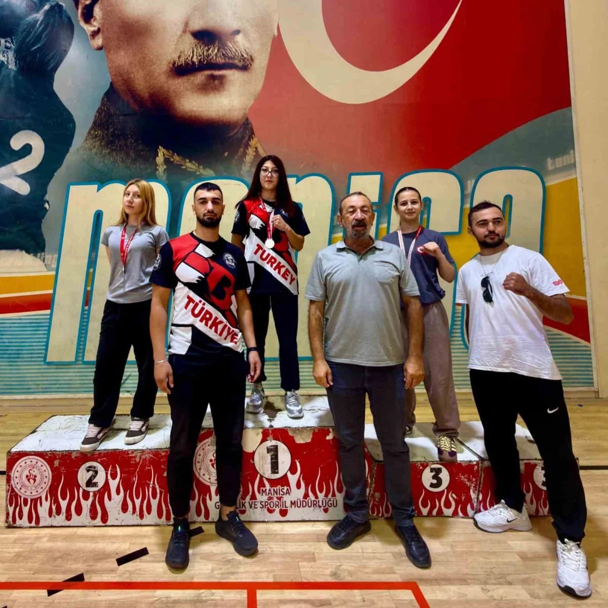 Muaythai Zafer Kupası’nda Bilecikli sporcular madalya töreninde başarılarını kutluyor