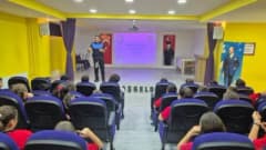 Bilecik’te 700. Ortaokulda öğrencilere güvenlik eğitimi verilirken polis ekipleri bilgilendirme yapıyor