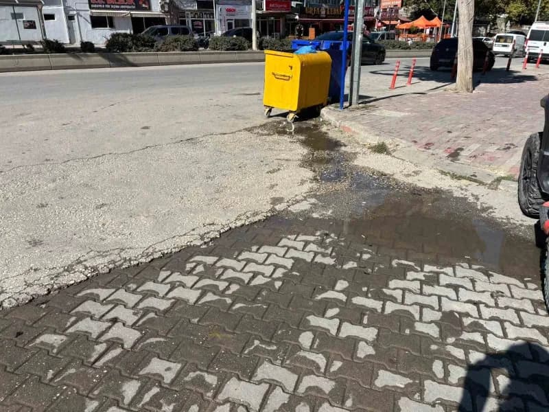 Bilecik Cumhuriyet Mahallesi Atatürk Bulvarı'nda 3 haftadır devam eden su patlağı