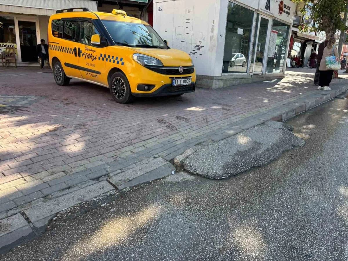 Bilecik'te 3 hafta önce başlayan su patlağı belediyeye bildirilmesi üzerine hala yapılmaması tepkilere neden oldu.