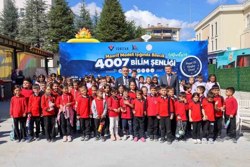 Bilecik’te düzenlenen bilim şenliğinde öğrenciler yapay zekâ ve sanal gerçeklik etkinliklerine katılıyor