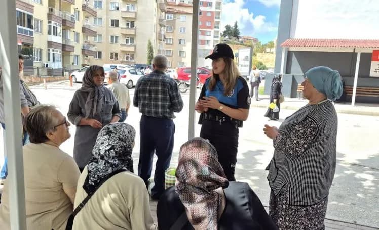 Bilecik'te polis ekipleri tarafından dolandırıcılık ve güvenlik bilgilendirmesi yapılan vatandaşlar