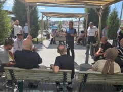 Bilecik Eğitim ve Araştırma Hastanesi bahçesinde polis ekiplerinin dolandırıcılık ve güvenlik bilgilendirmesi yapması
