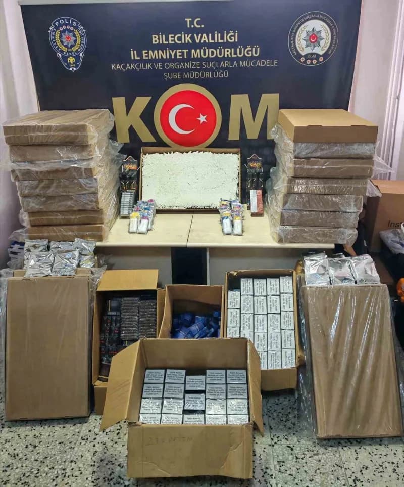 Bilecik Bozüyük'te kaçakçılık operasyonunda ele geçirilen doldurulmuş makaronlar ve kaçak tütün ürünleri
