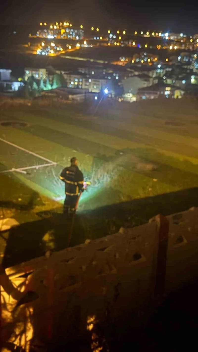 Bilecik'te iki farklı mahallede çıkan yangınlara müdahale eden itfaiye ve polis ekipleri