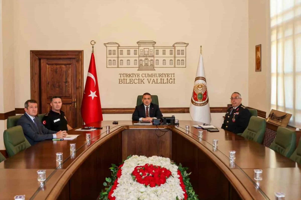 Bilecik'te yeni eğitim yılı öncesi okul güvenliği toplantısı yapan yetkililer