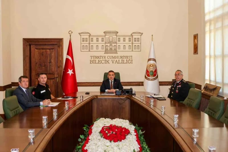 Bilecik'te yeni eğitim yılı öncesi okul güvenliği toplantısı yapan yetkililer