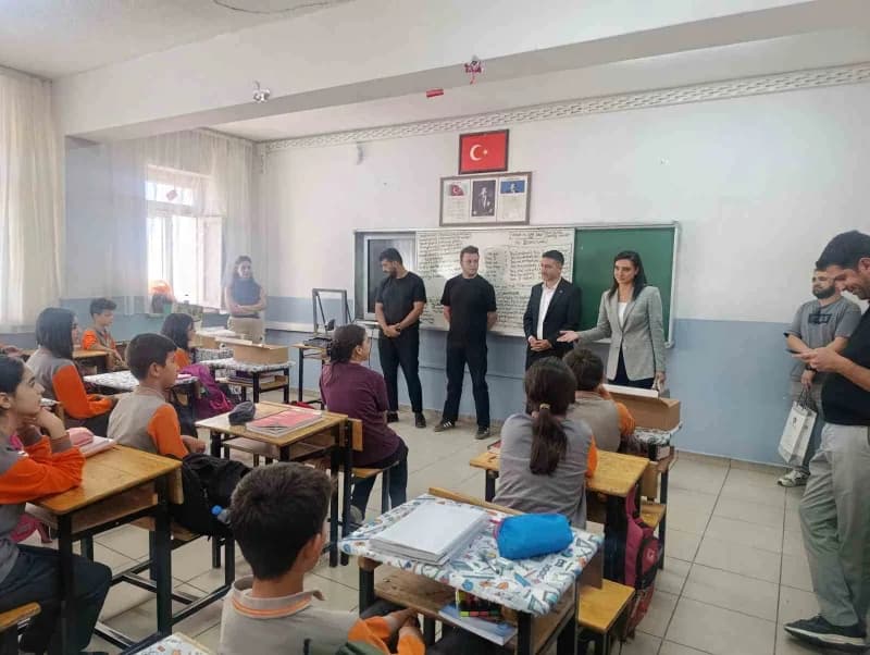 Van’ın Gürpınar ilçesinde düzenlenen etkinlikte öğrenciler, sanal gerçeklik (VR) gözlükleri ve elektronik deney setleriy