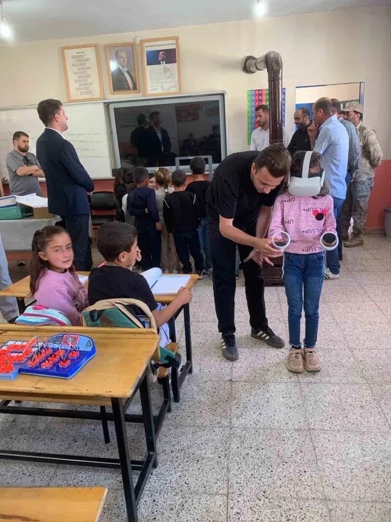 Van’ın Gürpınar ilçesinde düzenlenen etkinlikte öğrenciler, sanal gerçeklik (VR) gözlükleri ve elektronik deney setleriy