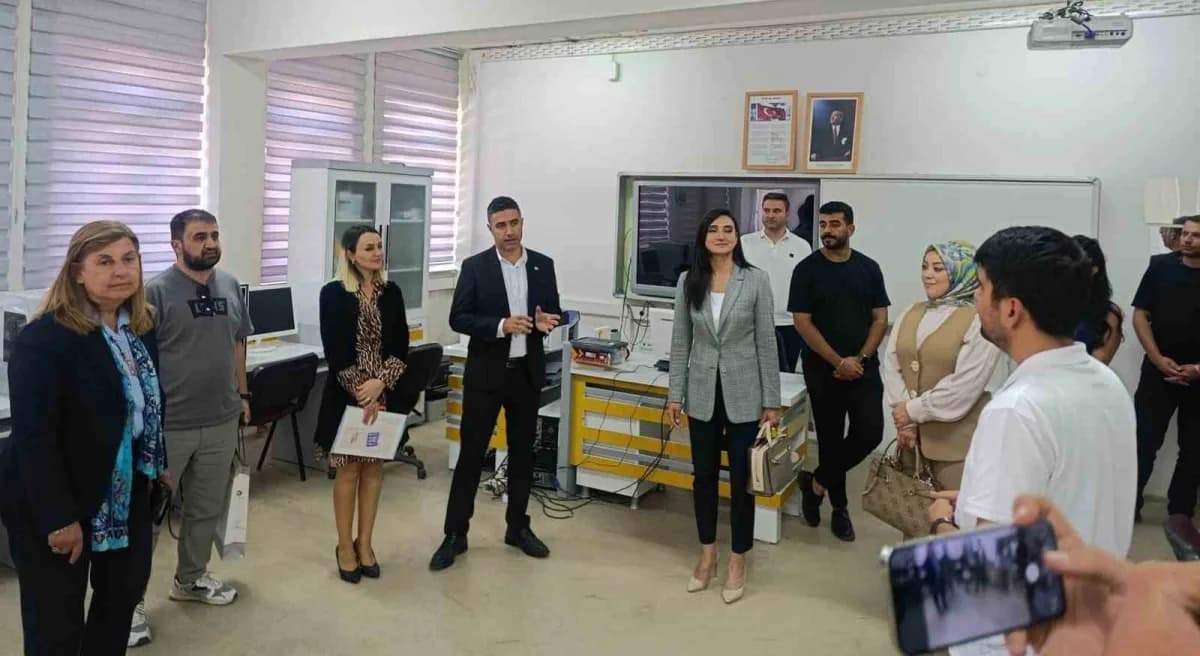 Van’ın Gürpınar ilçesinde düzenlenen etkinlikte öğrenciler, sanal gerçeklik (VR) gözlükleri ve elektronik deney setleriy