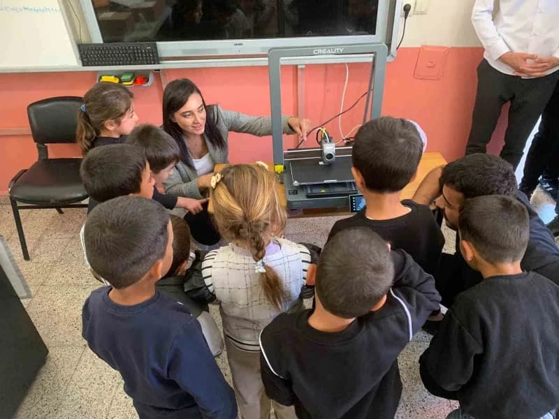Van’ın Gürpınar ilçesinde düzenlenen etkinlikte öğrenciler, sanal gerçeklik (VR) gözlükleri ve elektronik deney setleriy