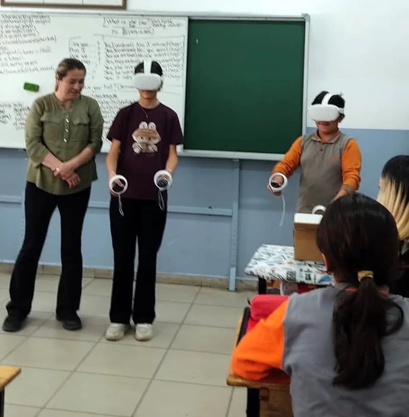 Van’ın Gürpınar ilçesinde düzenlenen etkinlikte öğrenciler, sanal gerçeklik (VR) gözlükleri ve elektronik deney setleriy