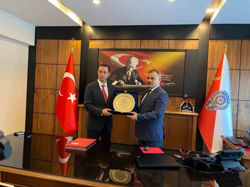 Bingöl İl Emniyet Müdürlüğü önünde düzenlenen devir teslim töreninde polis tören mangası ve emniyet personeli