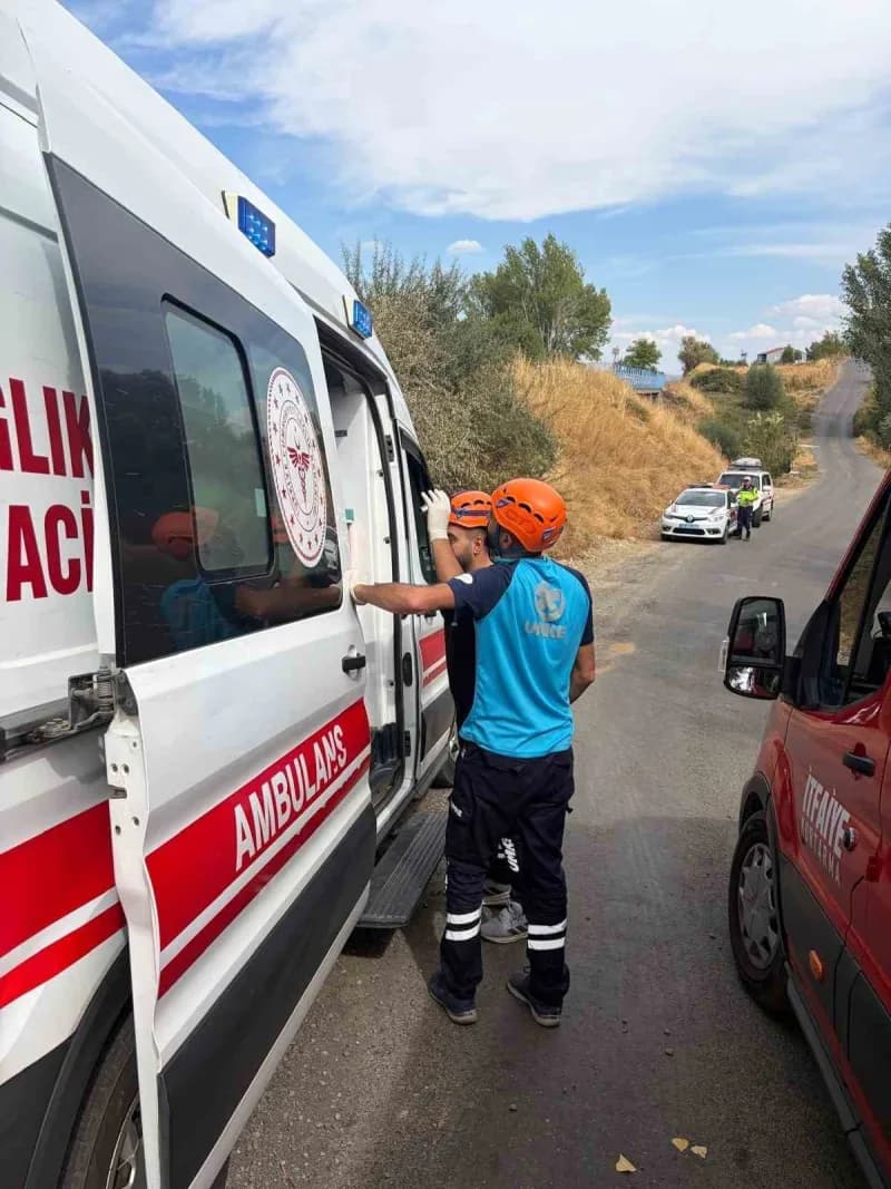 Bingöl’de minibüs ağaca çarptı: 3 yaralı