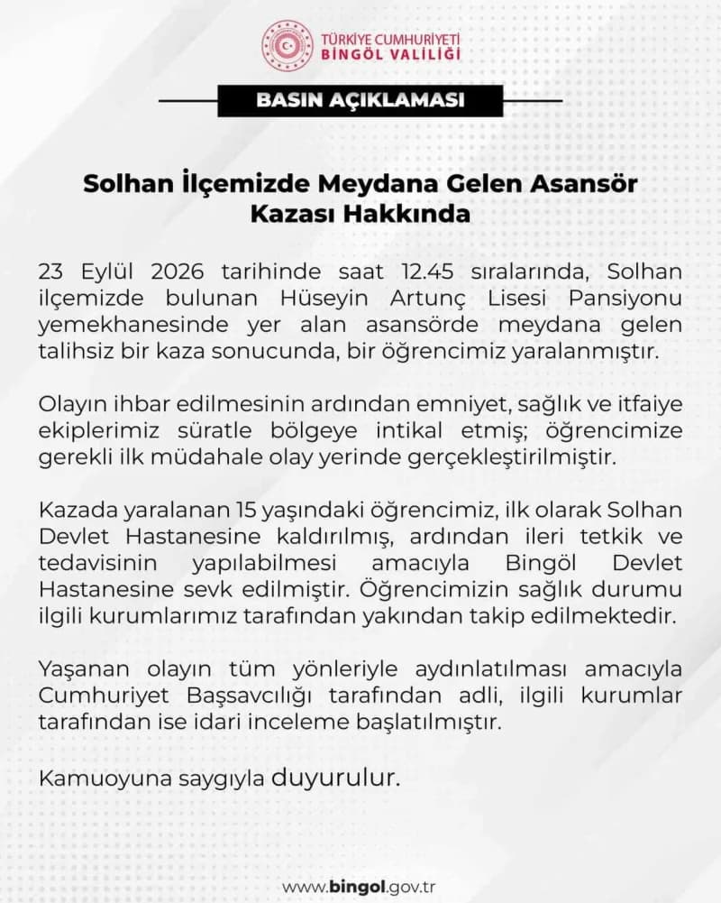 Bingöl Solhan ilçesinde okul mutfağı asansöründe meydana gelen kazada yaralanan öğrenci için sağlık ekipleri müdahale ed