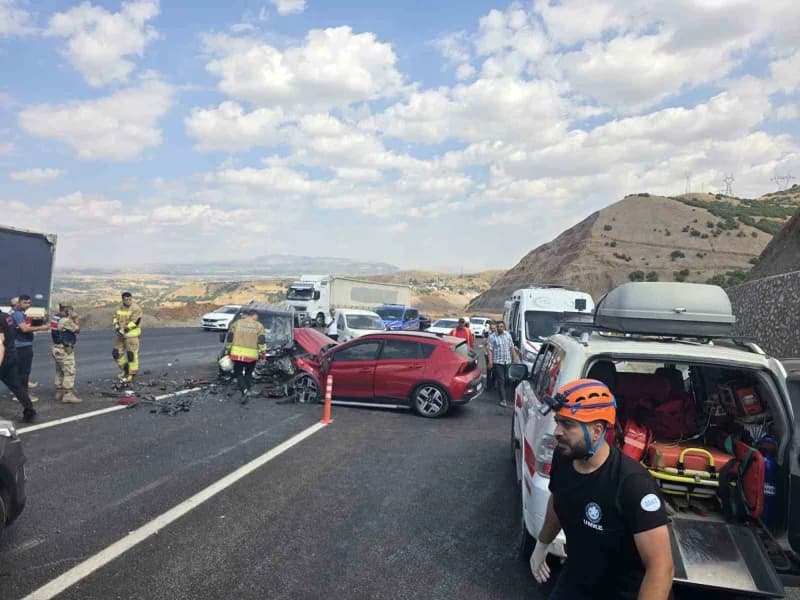 Bingöl-erzurum kara yolunda meydana gelen trafik kazasında 6 kişi yaralandı.