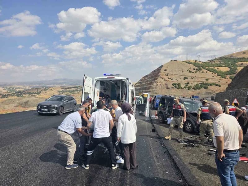 Bingöl-erzurum kara yolunda meydana gelen trafik kazasında 6 kişi yaralandı.