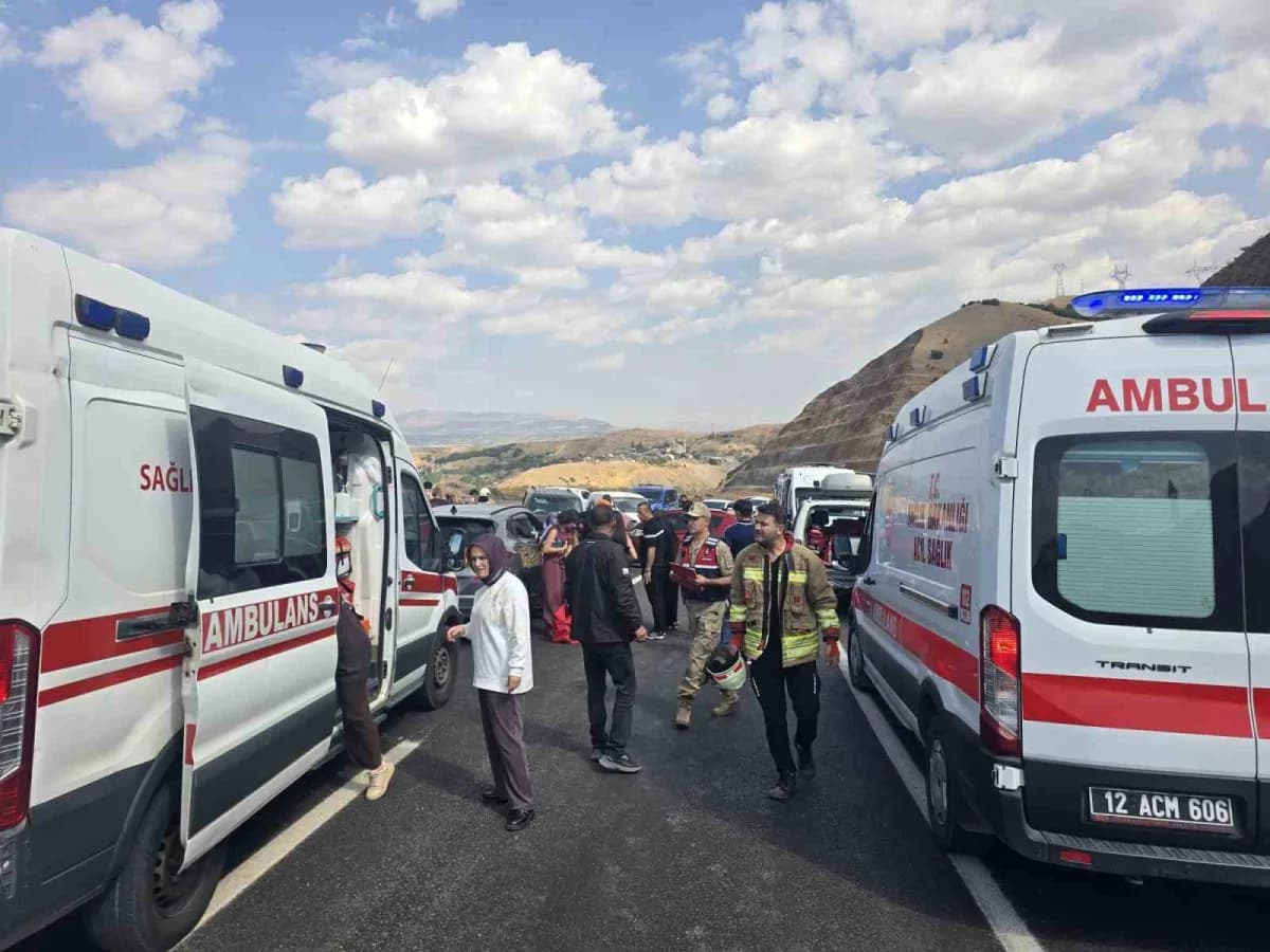 Bingöl-erzurum kara yolunda meydana gelen trafik kazasında 6 kişi yaralandı.