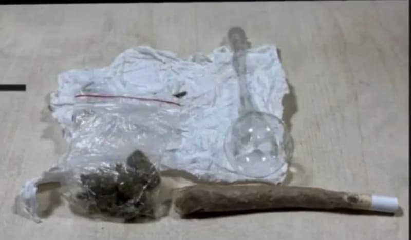 Bingöl’de polis ekiplerinin uyuşturucu ve kaçakçılıkla mücadele operasyonunda ele geçirilen malzemeler