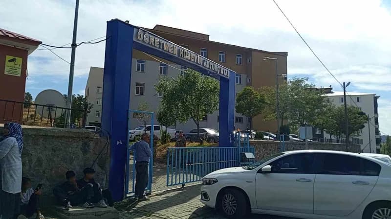 Bingöl'de okul mutfağında kullanılan yük asansöründe kafası sıkışan 9. Sınıf öğrencisi yaralandı.