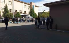 Bingöl Solhan'da okul mutfağında yük asansörü ve olay yerine gelen sağlık ekipleri