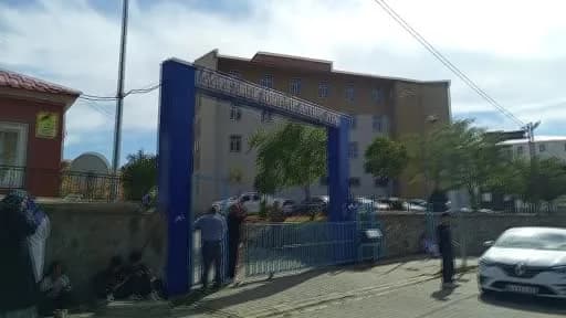 Bingöl Solhan'da okul mutfağında yük asansörü ve olay yerine gelen sağlık ekipleri