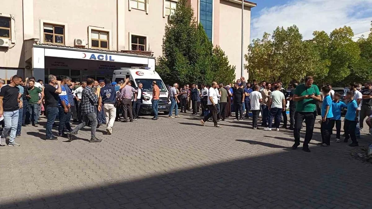 İtfaiye ekiplerinin çalışmasıyla kurtarılan öğrenci, ambulansla Solhan Devlet Hastanesi'ne kaldırıldı.