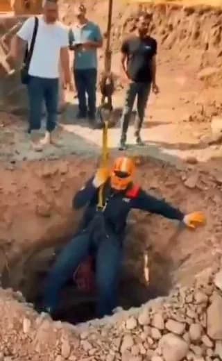 Bingöl Yamaç köyünde AFAD ekipleri tarafından 10 metrelik çukurdan kurtarılan köpek