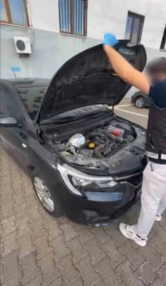Bingöl’de otomobil motor bölümünde ele geçirilen esrar maddesi ve polis ekipleri