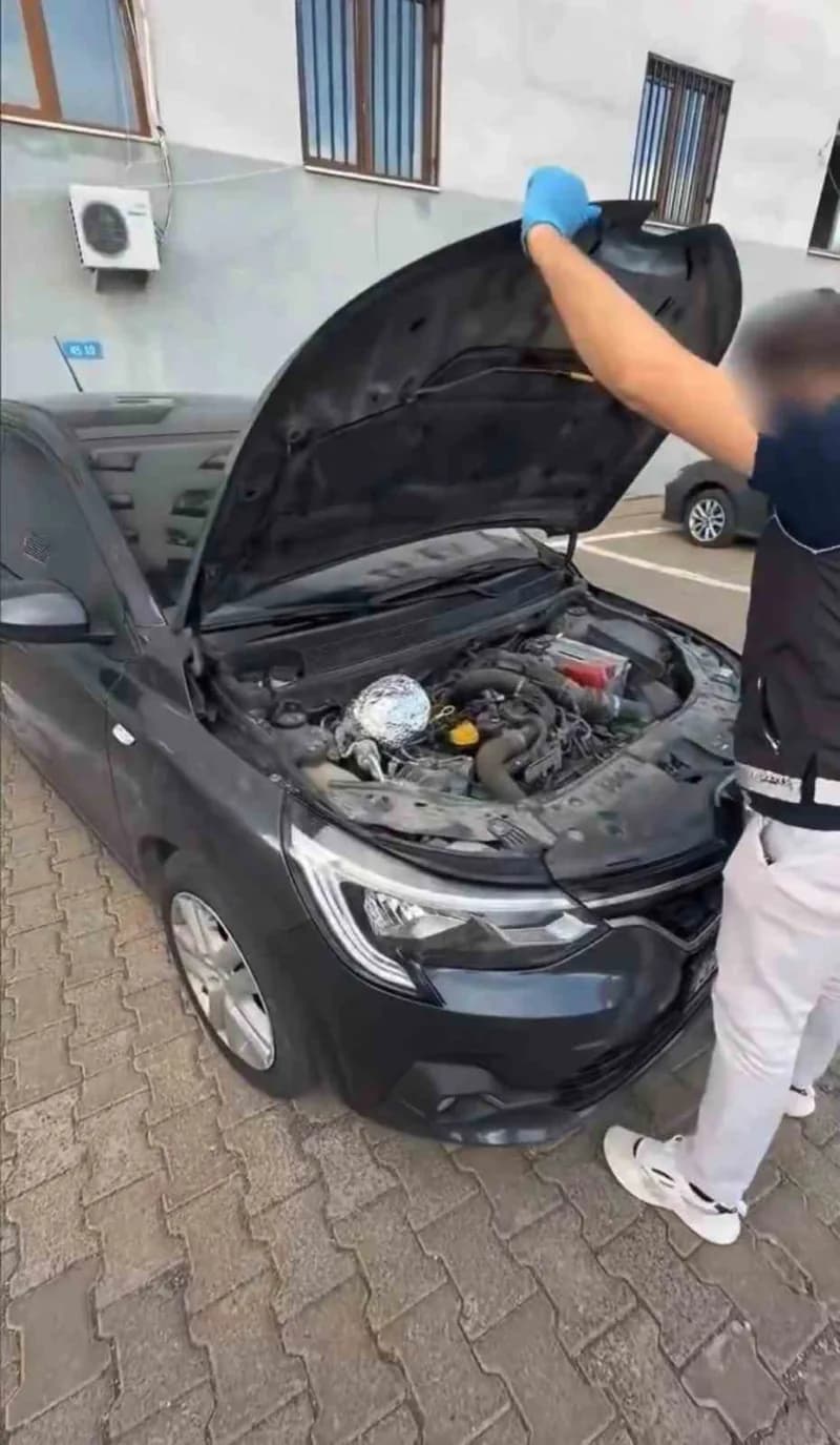 Bingöl’de otomobil motor bölümünde ele geçirilen esrar maddesi ve polis ekipleri