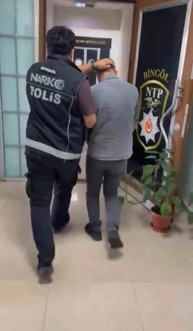 Bingöl'de bir otomobilin motor bölümüne gizlenmiş 1 kilo 348 gram esrar ele geçirildi. Olayla ilgili 3 şüpheli tutukland