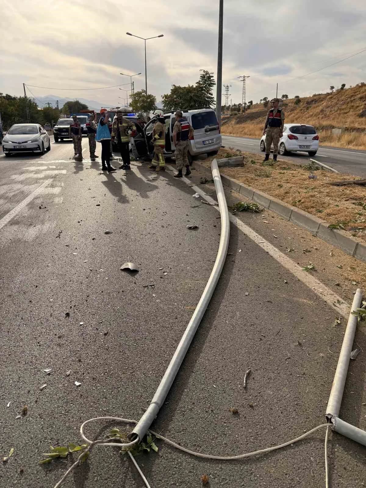 Bingöl’de hafif ticari aracın aydınlatma direğine çarpması sonucu meyana gelen kazada sıkışan sürücü ekipler tarafından