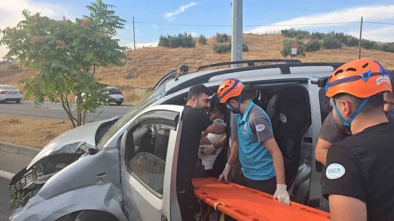 Bingöl-Muş kara yolunda hafif ticari aracın aydınlatma direğine çarpması sonrası olay yeri