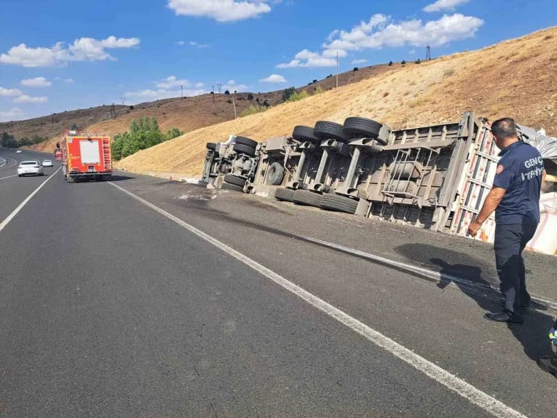 Bingöl’de saman yüklü tır devrildi