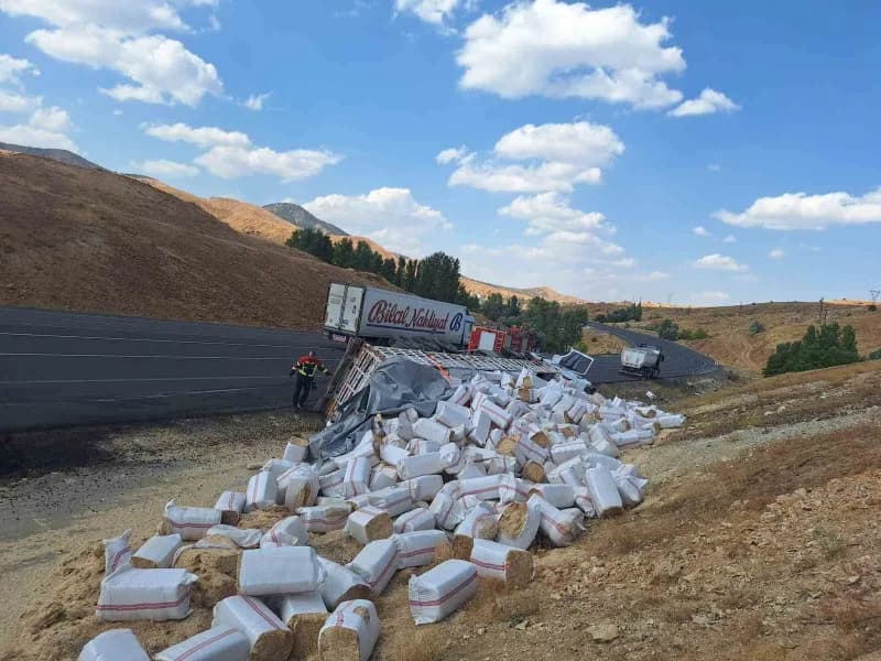 Bingöl-Diyarbakır karayolunda saman yüklü tırın devrildiği ve itfaiye ekiplerinin yangını söndürdüğü an