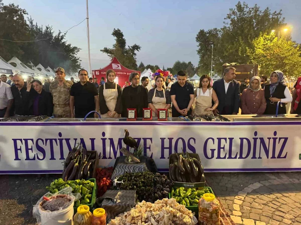 Birecik’te düzenlenen Kelaynak, Patlıcan ve Fıstık Festivali kapsamında patlıcan hasadı ve festival etkinlikleri