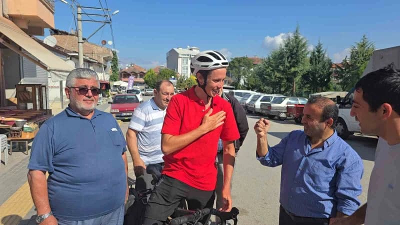 Bisikletle dünya turuna çıkan Avustralyalı gezgin Patrick Kelly, Samsun Vezirköprü'de misafir edilirken