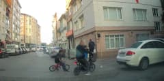 Eskişehir'de caddeden sokağa ani dönüş yapan bisikletli çocuğun araç altında kalmaktan son anda kurtulduğu anlar