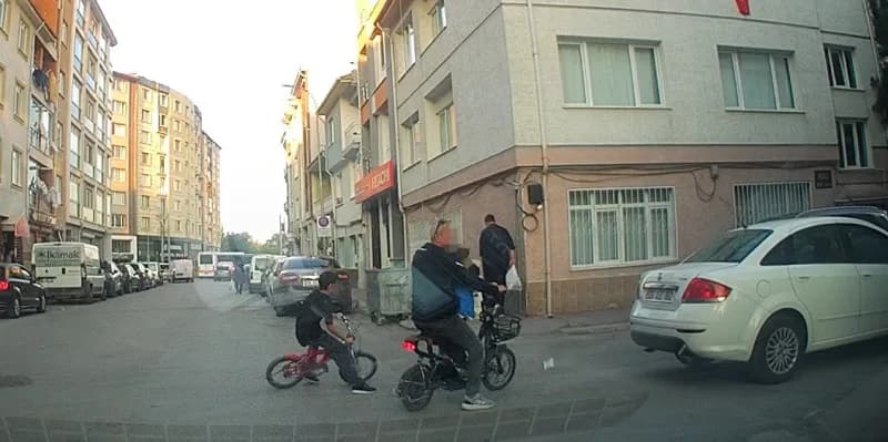 Eskişehir'de caddeden sokağa ani dönüş yapan bisikletli çocuğun araç altında kalmaktan son anda kurtulduğu anlar