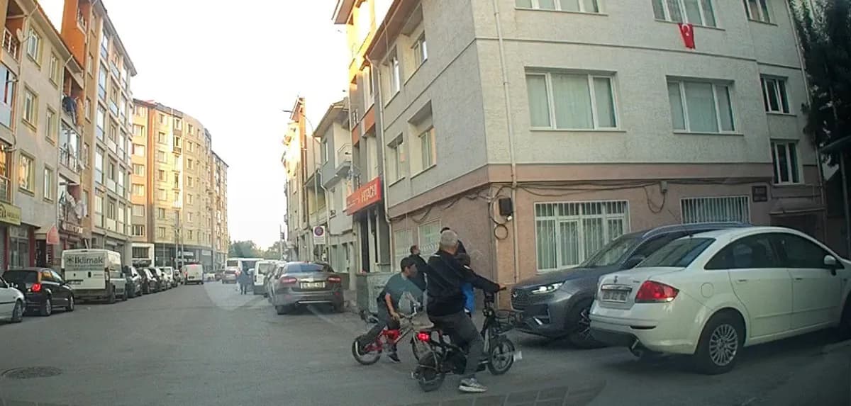 Eskişehir'de caddeden sokağa ani dönüş yapan bisikletli çocuk, karşı yönden gelen otomobille kafa kafaya gelmekten son a