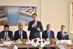 Bitlis Ahlat ilçesinde düzenlenen Geleneksel Ahlat Taş İşçiliği Çalıştayı katılımcıları ve taş işçiliği örnekleri