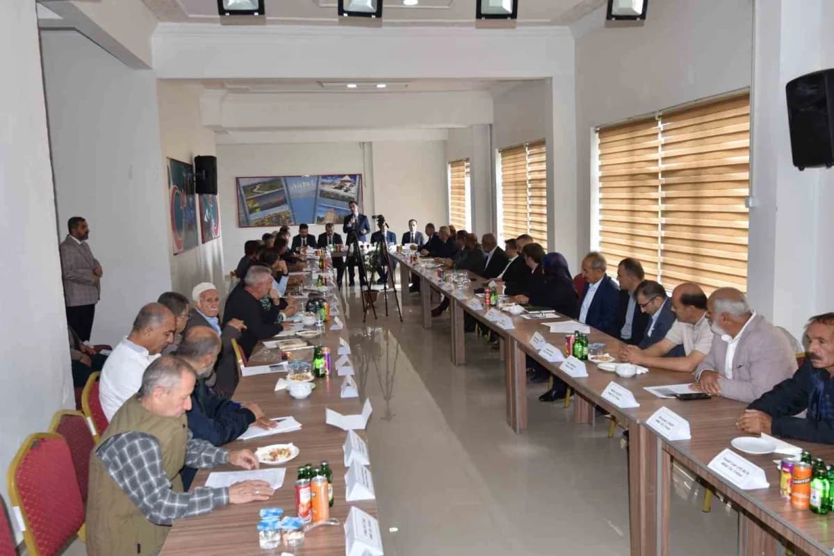 Bitlis’in Ahlat ilçesinde “Geleneksel Ahlat Taş İşçiliği Çalıştayı” yapıldı.