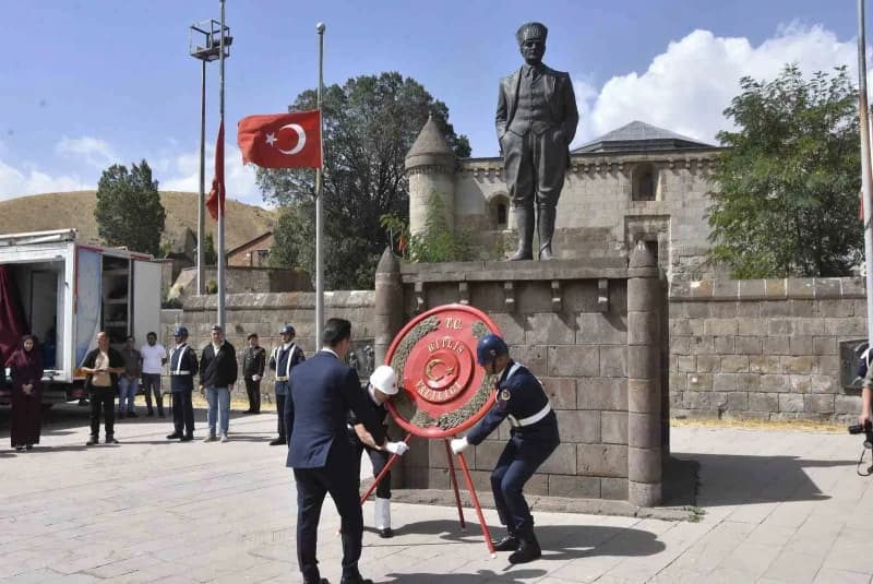 Kahvaltı programının ardından Cumhuriyet meydanında bulunan Atatürk anıtına çelenk sunma programı düzenlendi. Saygı duru
