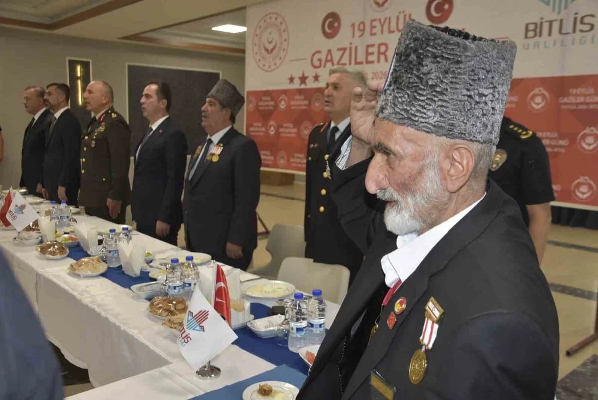Bitlis’te Gaziler günü dolayısıyla protokol üyeleri gazilerle sabah kahvaltısında bir araya geldi.